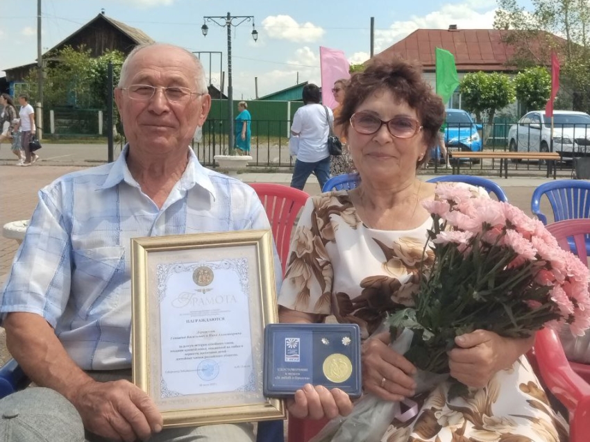 Медалями отметили крепкую любовь трех семейных пар в Улетах Забайкальского края